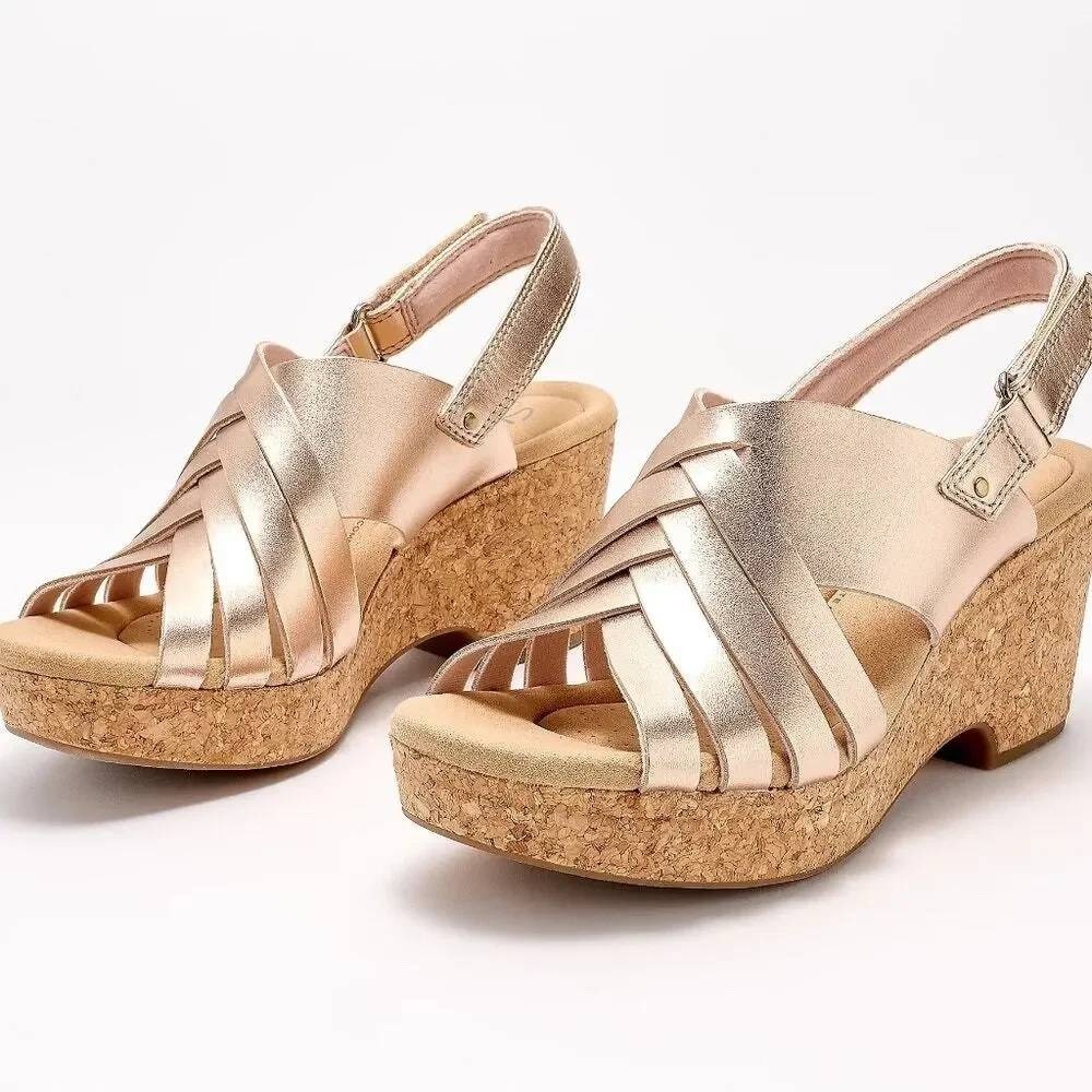 Clarks Women's Giselle Glow Woven Leather Wedge Sandals Rose Gold Size 9